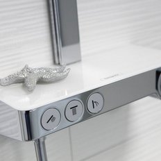 Auf einer eleganten Duschoberfläche liegt ein glitzernder Stern, umgeben von Bedienelementen für Wasser und Temperatur.