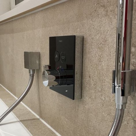 Die Armatur zeigt eine stilvolle Kombination aus Chrom und mattem Schwarz, ideal für ein zeitgemäßes Badezimmer.